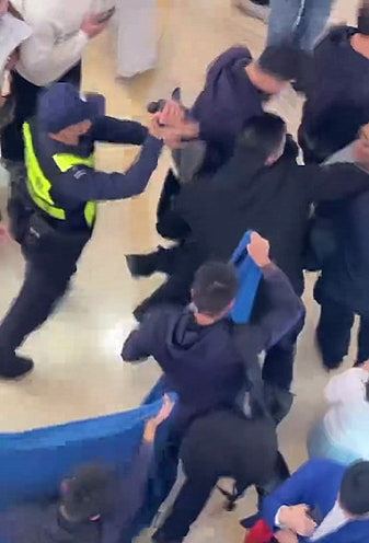 深圳黄金交易平台疑爆煲,百苦主围水贝爆警民冲突(视频/组图) - 9