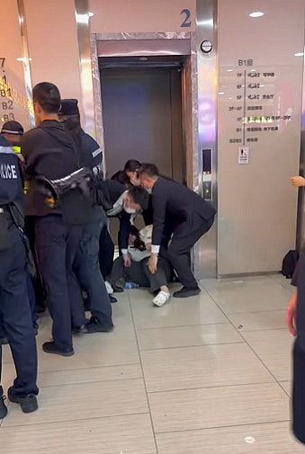 深圳黄金交易平台疑爆煲,百苦主围水贝爆警民冲突(视频/组图) - 8