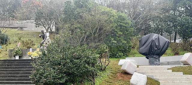 大S纪念雕像已落成！9层台阶藏爱意，具俊晔租住地点遥望大S墓园（组图） - 2