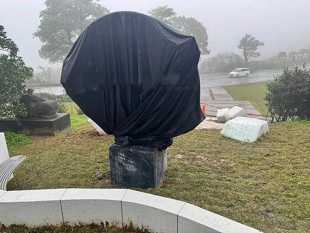 大S纪念雕像已落成！9层台阶藏爱意，具俊晔租住地点遥望大S墓园（组图） - 4