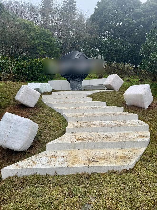 大S雕像正式完工，裹着黑帆布等忌日揭晓，现场曝光与高以翔为邻（组图） - 4