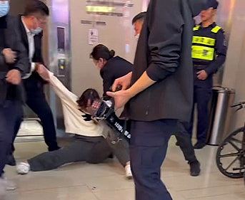 深圳黄金交易平台疑爆煲,百苦主围水贝爆警民冲突(视频/组图) - 7