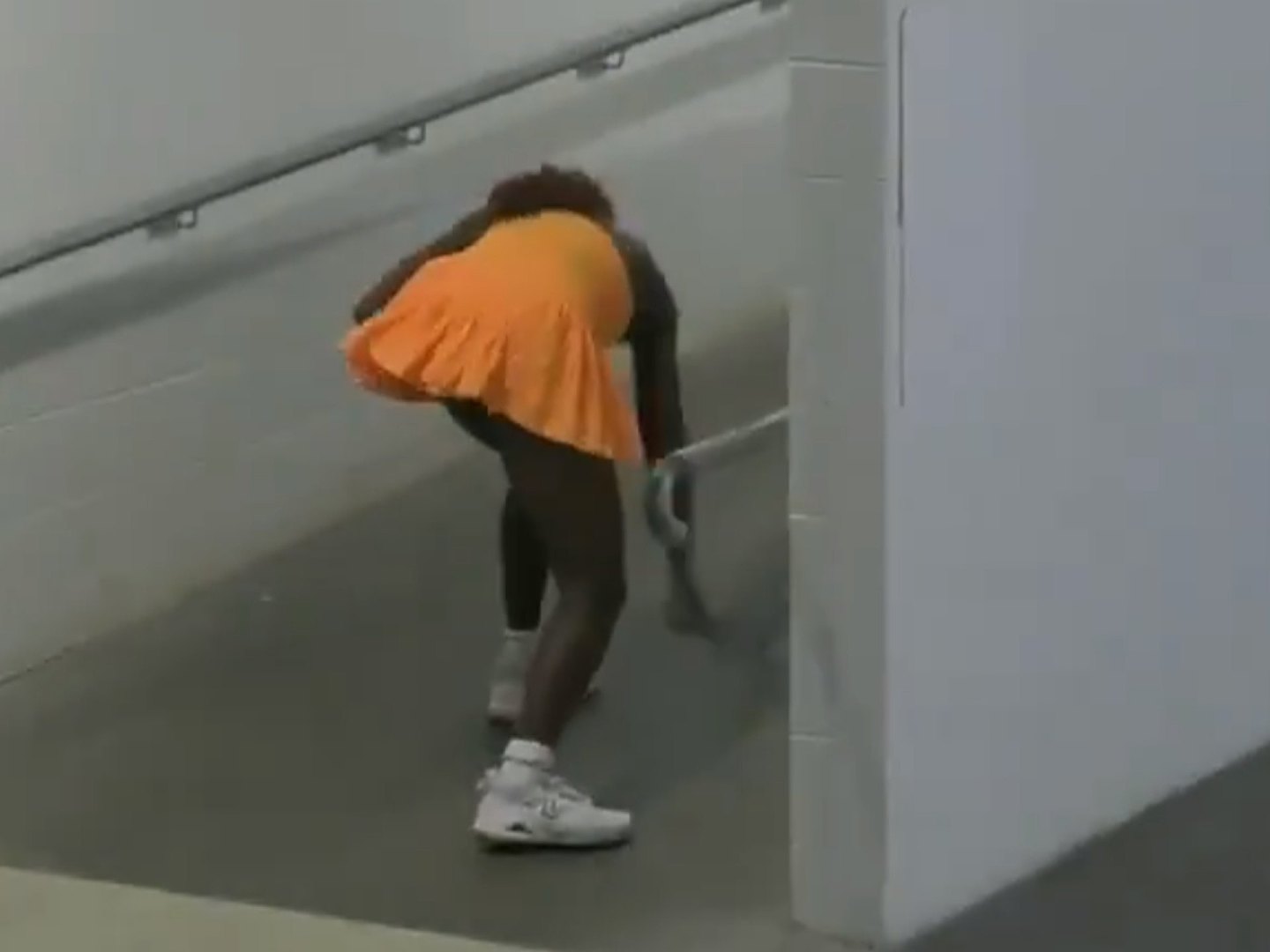 澳网女单三号种子歌芙爆冷负丝慧杜莲娜,躲角落“砸拍发泄”全程被转播(视频/组图) - 6
