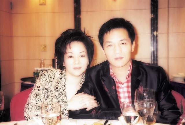 前上海首富周正毅被嘲讽慌了!遭前任毛玉萍连续怒怼,他踱来踱去(组图) - 1