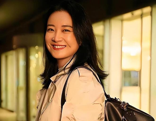 惊呆了!瘦到脱相贾玲面相全变,这次给女明星们提个醒(组图) - 4