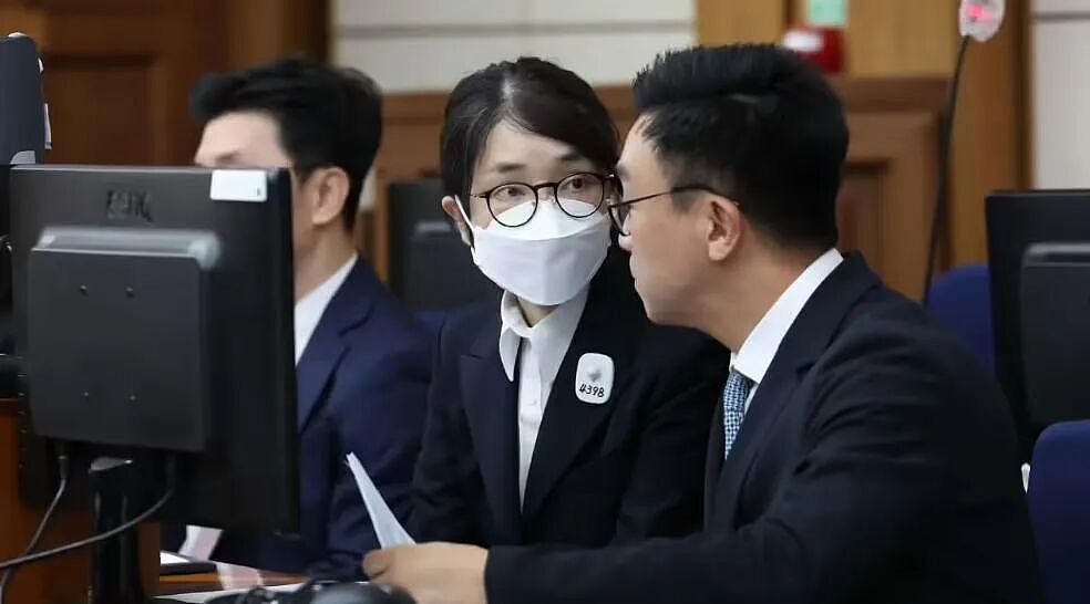 判了！老公被弹劾下台，她因为名牌包和一堆丑闻被抓.. 韩国前第一夫人，囚号4398！（组图） - 12
