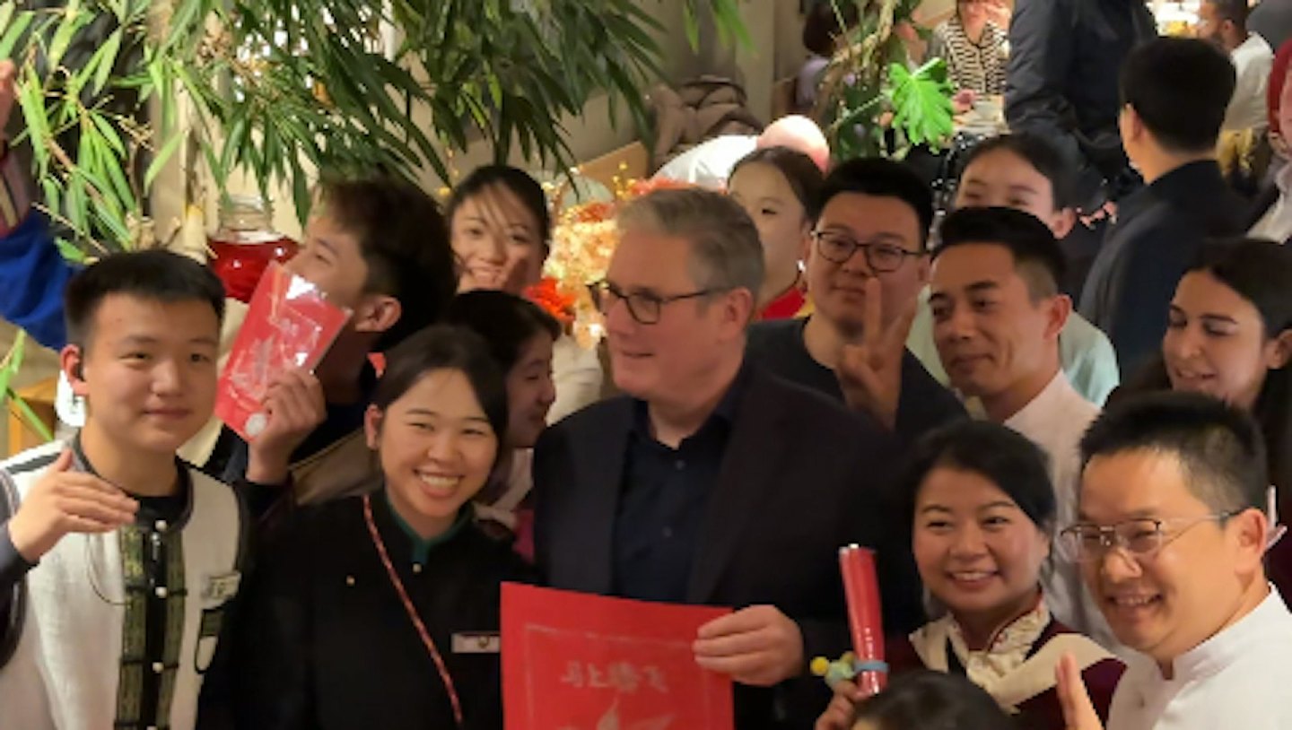 英国首相斯塔默抵京，首餐吃云南菜获赠“马上腾飞”，秀中文：“谢谢”（视频/组图） - 5