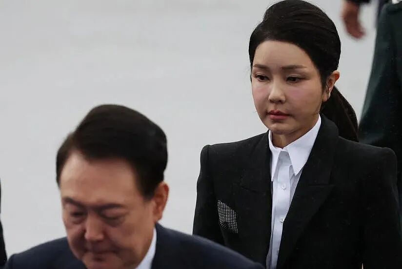 判了！老公被弹劾下台，她因为名牌包和一堆丑闻被抓.. 韩国前第一夫人，囚号4398！（组图） - 11