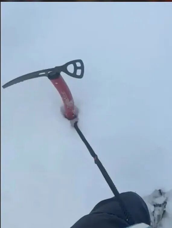 俩少年和五个大人雪山相遇,没想到大人才是菜鸡!小孩哥救完他们,顺手又救三波...(组图) - 6
