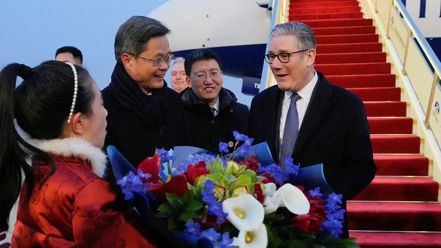 英国首相斯塔默抵北京，展开4天访华行程！中国财长蓝佛安接机（视频/组图） - 1