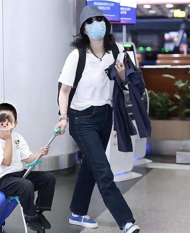 白百合和大儿子合影，19岁元宝戴帽子像小老头，母子俩都做了美甲（组图） - 6