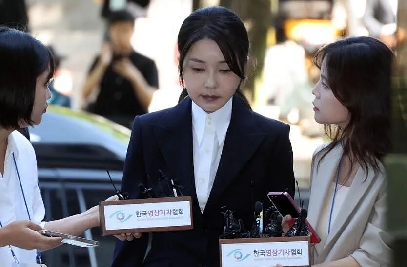 判了！老公被弹劾下台，她因为名牌包和一堆丑闻被抓.. 韩国前第一夫人，囚号4398！（组图） - 9