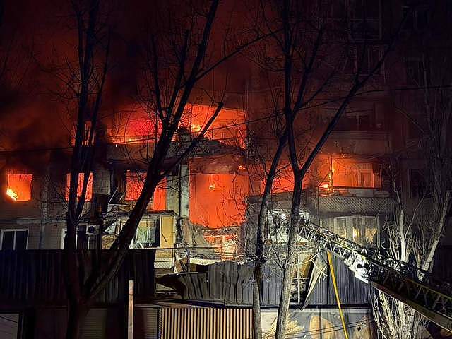 乌军披露俄军惩罚逃兵：冰天雪地被近乎赤裸倒绑树上，往嘴里塞雪（组图） - 4