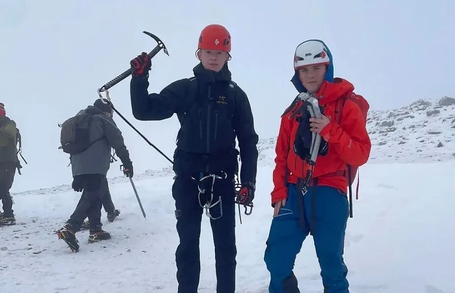 俩少年和五个大人雪山相遇,没想到大人才是菜鸡!小孩哥救完他们,顺手又救三波...(组图) - 1
