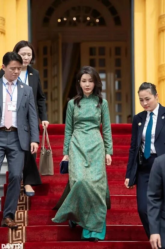 判了！老公被弹劾下台，她因为名牌包和一堆丑闻被抓.. 韩国前第一夫人，囚号4398！（组图） - 7