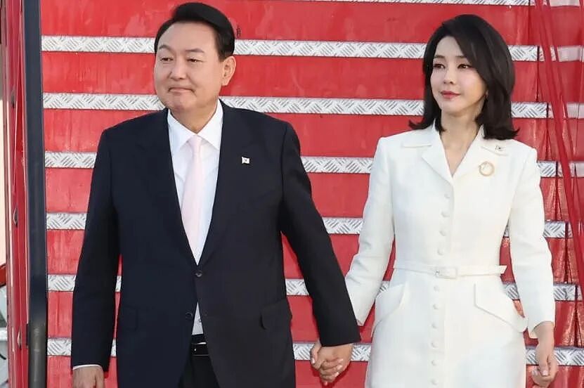 判了！老公被弹劾下台，她因为名牌包和一堆丑闻被抓.. 韩国前第一夫人，囚号4398！（组图） - 5