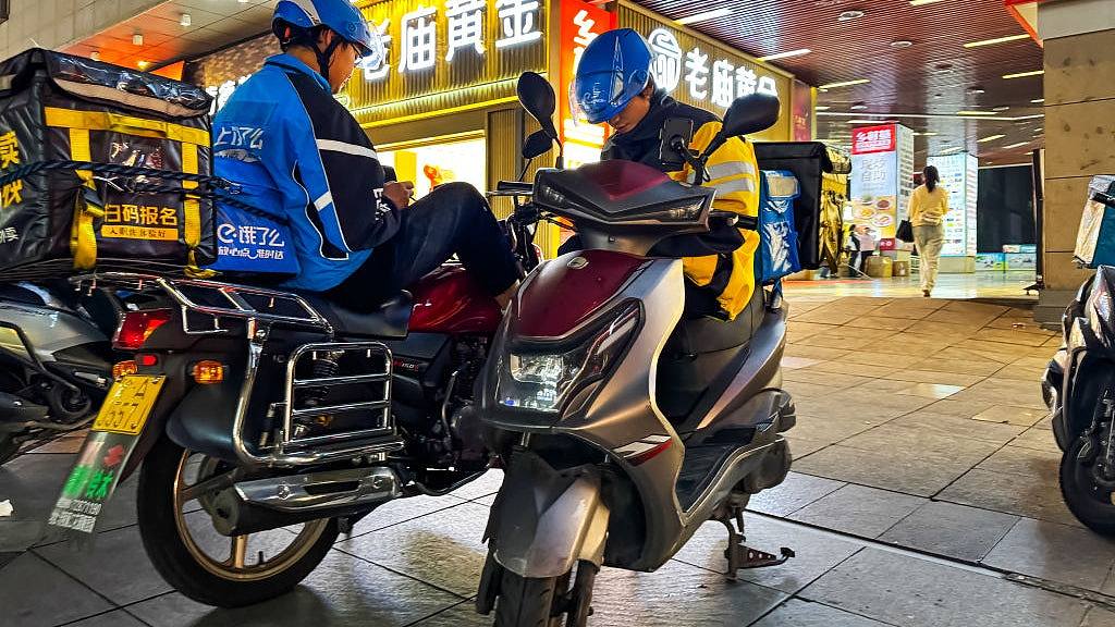 2025年内地周平均工作48.6小时,结束9年连涨但仍超法定上限(组图) - 1