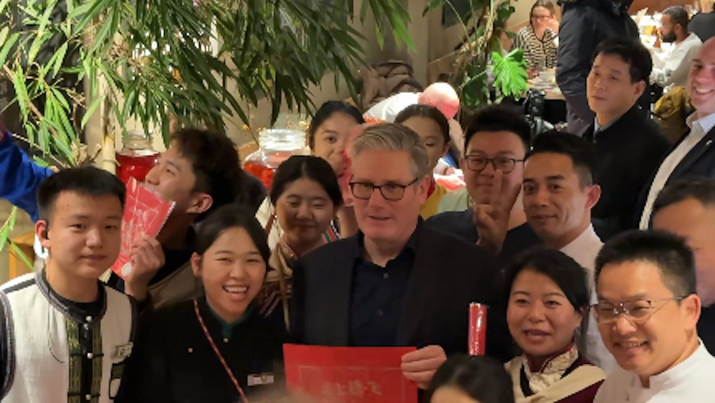 英国首相斯塔默抵京，首餐吃云南菜获赠“马上腾飞”，秀中文：“谢谢”（视频/组图） - 6
