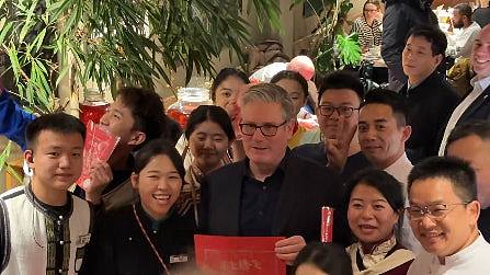 英国首相斯塔默抵京，首餐吃云南菜获赠“马上腾飞”，秀中文：“谢谢”（视频/组图） - 1