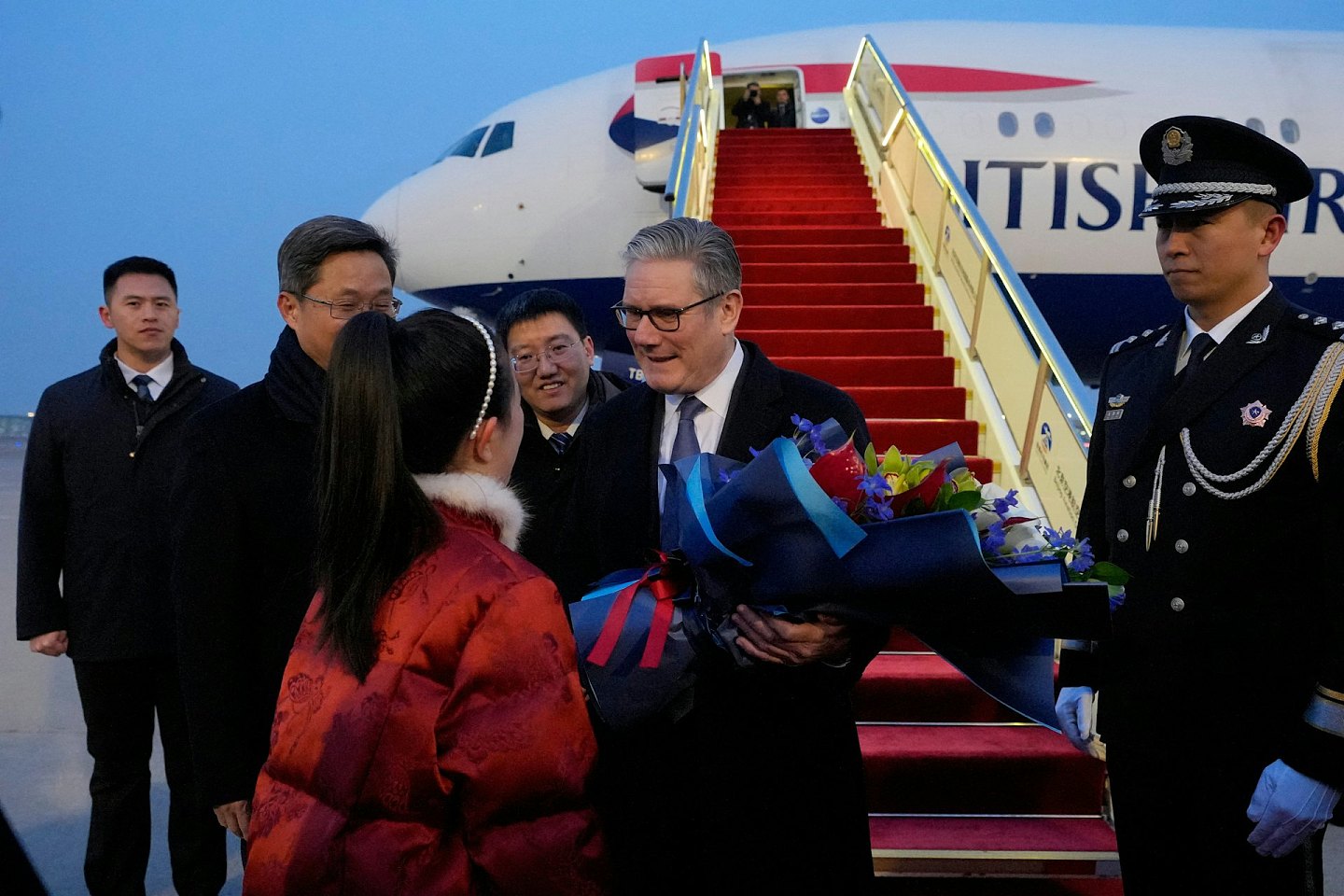 英国首相斯塔默抵北京，展开4天访华行程！中国财长蓝佛安接机（视频/组图） - 4