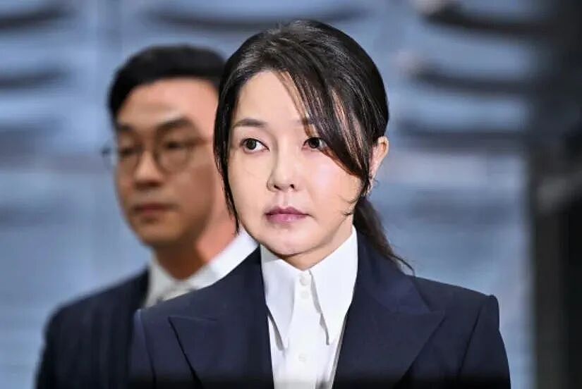 判了！老公被弹劾下台，她因为名牌包和一堆丑闻被抓.. 韩国前第一夫人，囚号4398！（组图） - 10