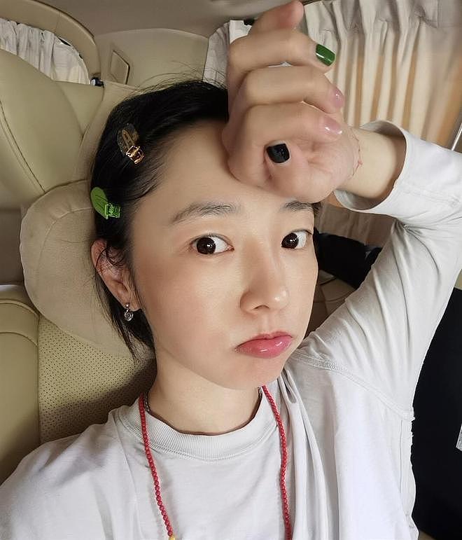 白百合和大儿子合影，19岁元宝戴帽子像小老头，母子俩都做了美甲（组图） - 9