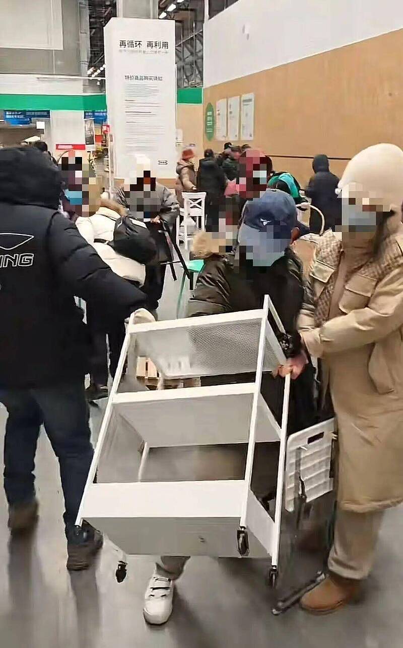 哈尔滨IKEA结业！卖场沦战场，顾客暴走抢货全武行（视频/组图） - 1