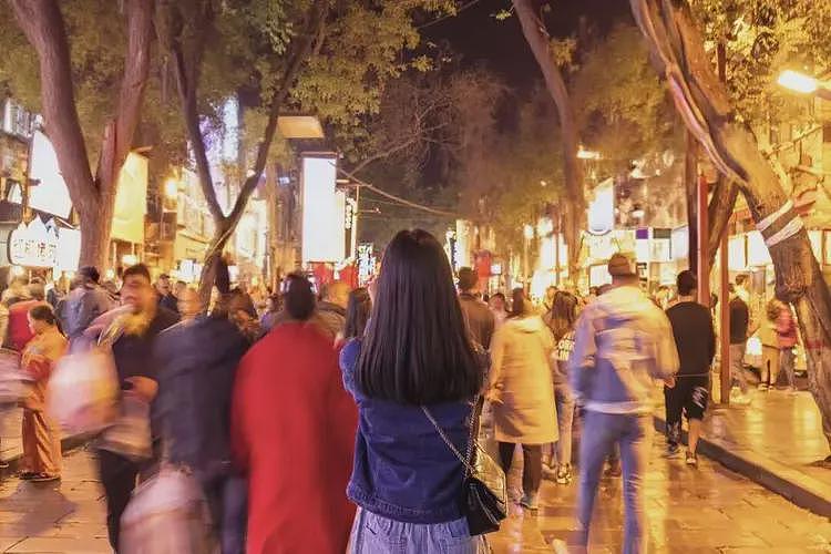 炮制“斩杀线”的牢A，为何要造留美女生黄谣（组图） - 1