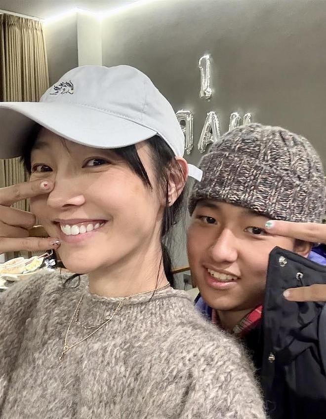 白百合和大儿子合影，19岁元宝戴帽子像小老头，母子俩都做了美甲（组图） - 3