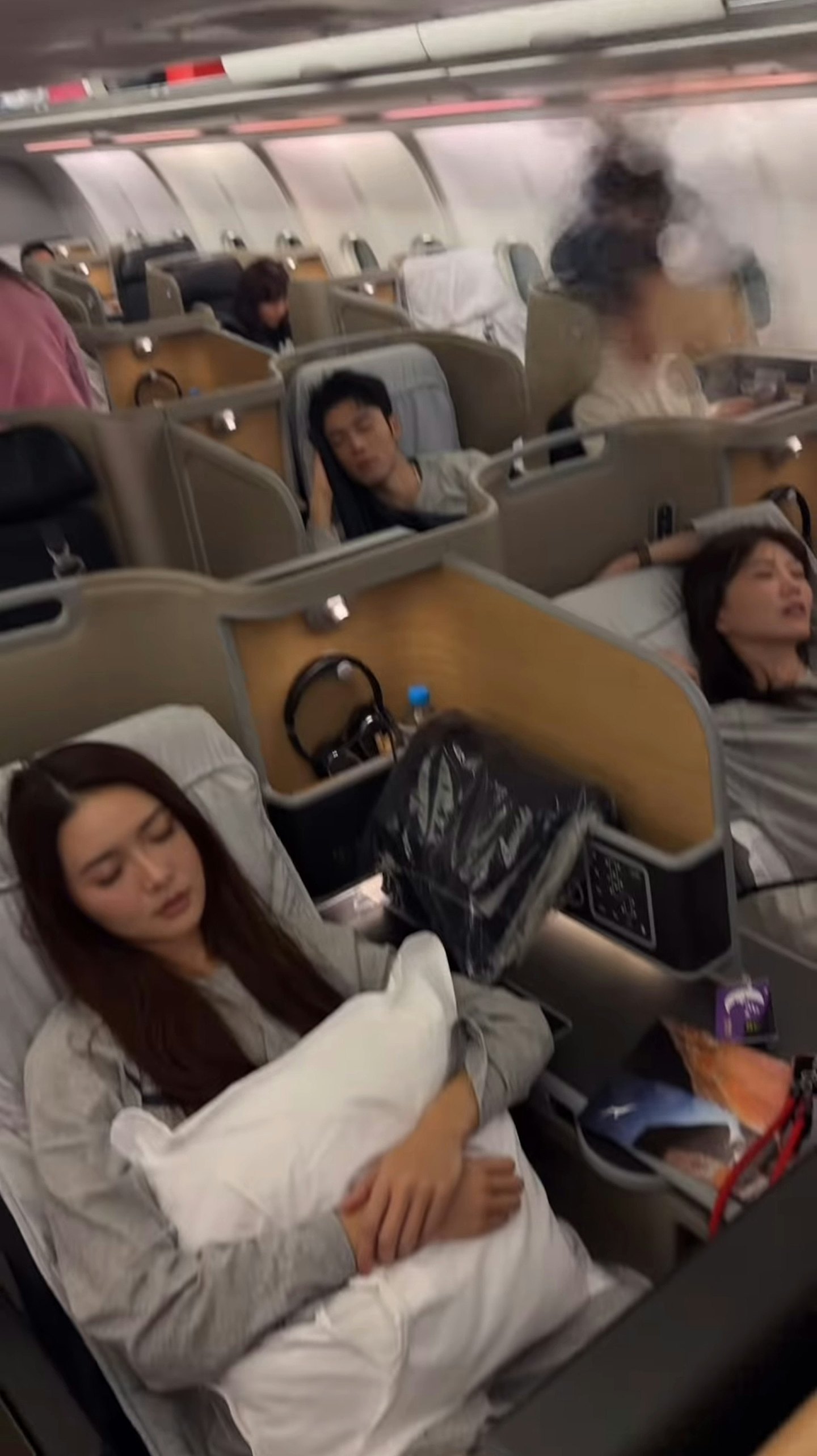 港星丁子朗、吴若希及戴祖仪飞布里斯班拍旅综，躺草地晒太阳笑到有双下巴（组图） - 4
