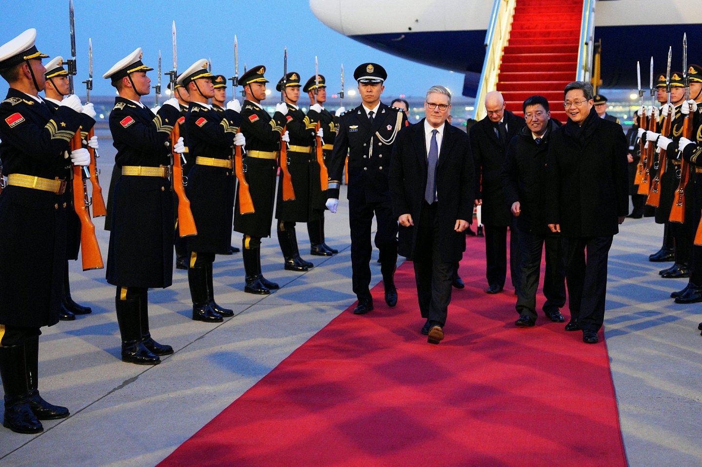 英国首相斯塔默抵北京，展开4天访华行程！中国财长蓝佛安接机（视频/组图） - 2