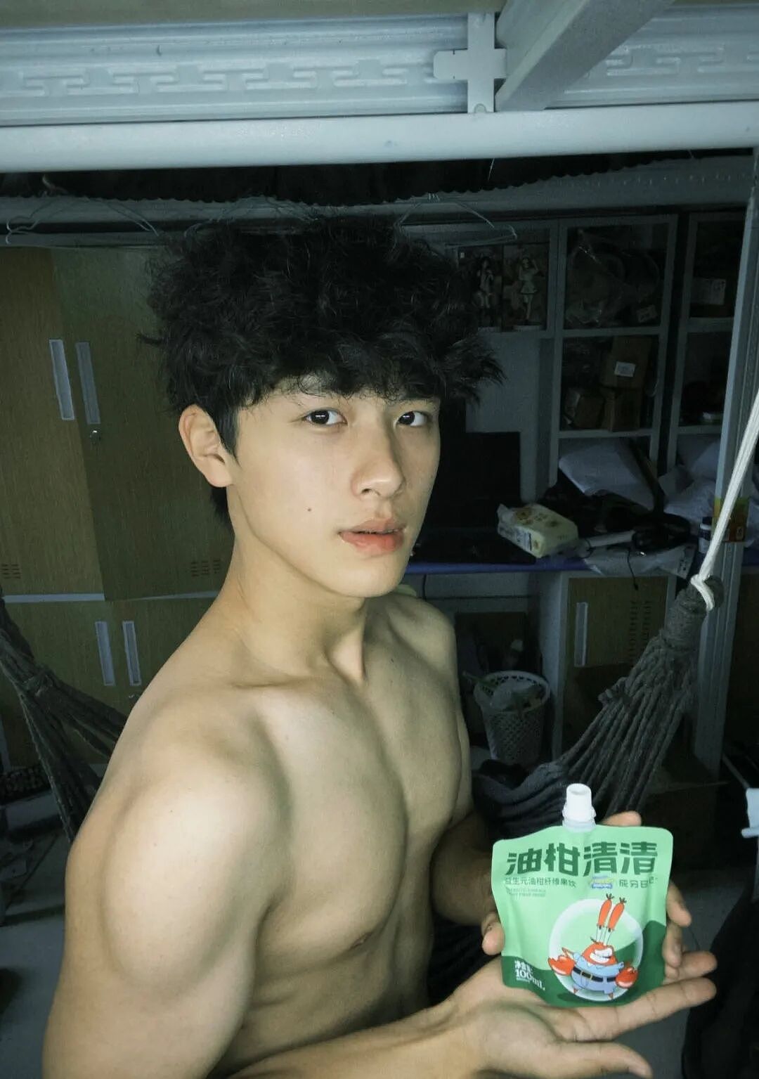 【帅哥】187健身清爽男大宿舍自拍，舍友都被谗哭了...（组图） - 2