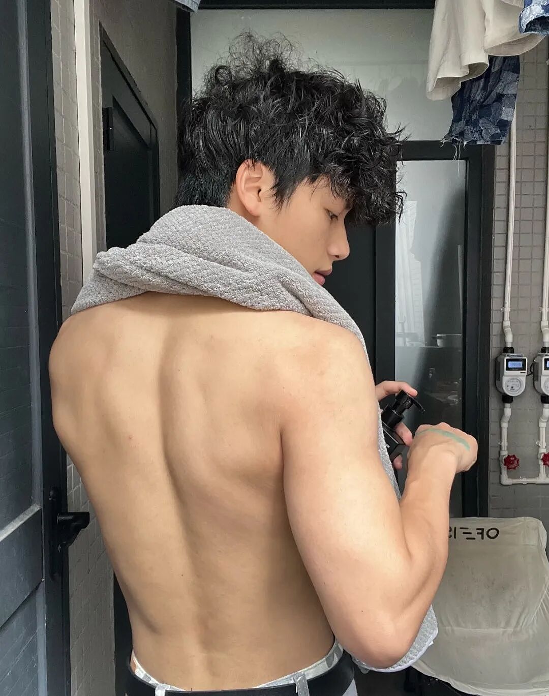 【帅哥】187健身清爽男大宿舍自拍，舍友都被谗哭了...（组图） - 5