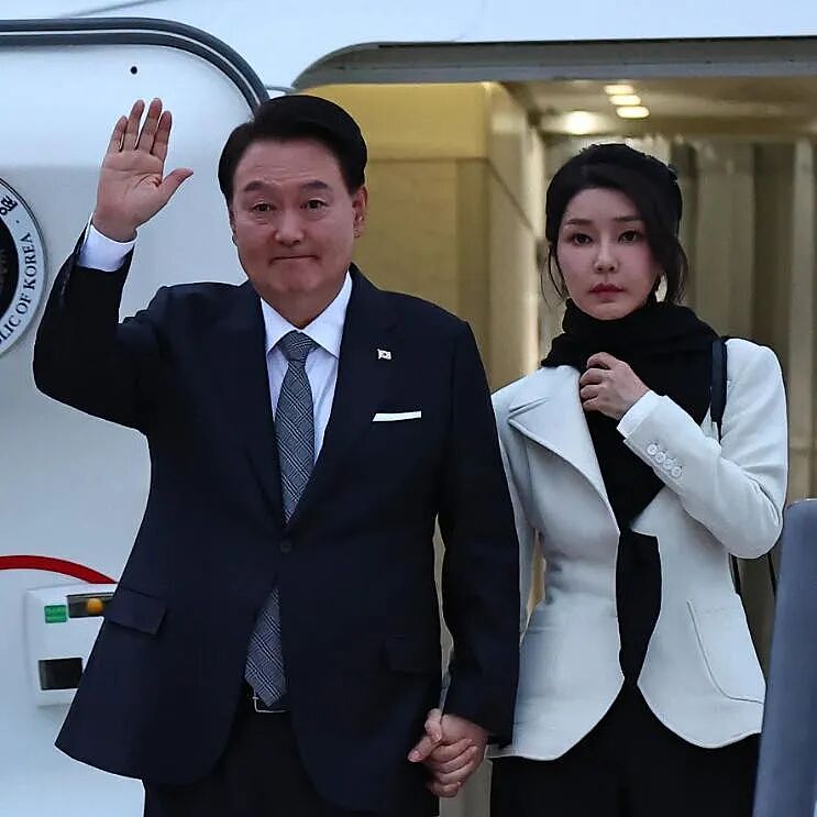 判了！老公被弹劾下台，她因为名牌包和一堆丑闻被抓.. 韩国前第一夫人，囚号4398！（组图） - 8