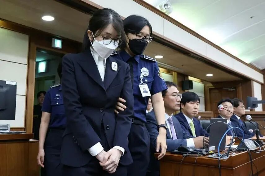 判了！老公被弹劾下台，她因为名牌包和一堆丑闻被抓.. 韩国前第一夫人，囚号4398！（组图） - 1