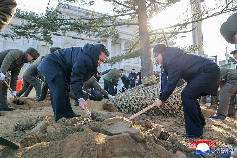 胆敢伸手触碰金主爱的背部！朝鲜国防高官下场有2种（组图） - 1
