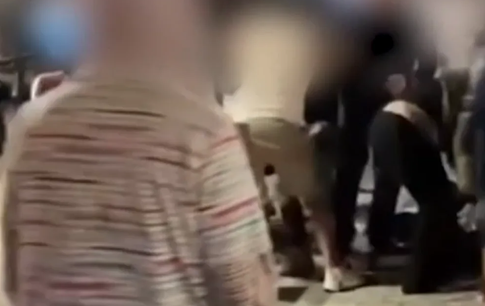 奥克兰市中心深夜群殴，超50人卷入；惠灵顿直升机坠毁，两人遇难；汉密尔顿凌晨严重袭击，新西兰12年独立品牌关店（组图） - 2