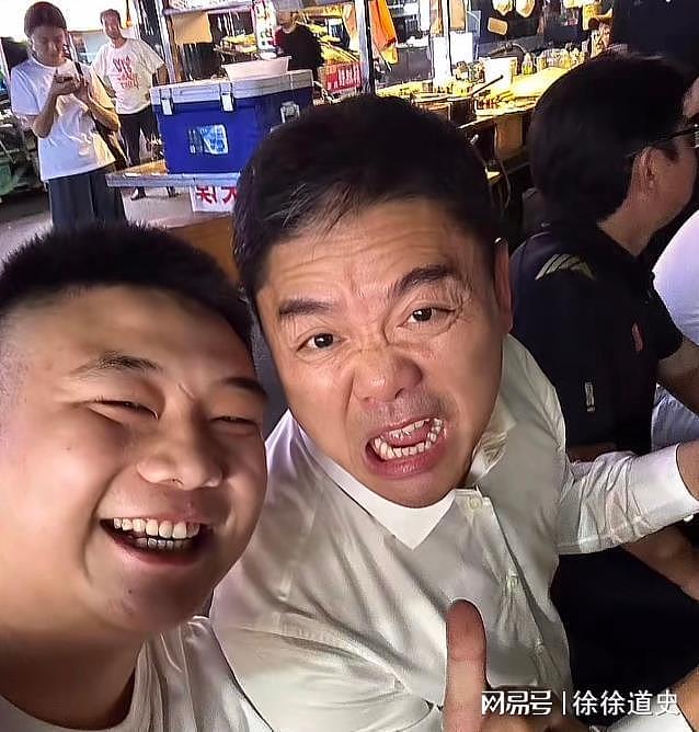刘强东3000万年货发放现场，小朋友在东哥家门前舞龙迎接（组图） - 17