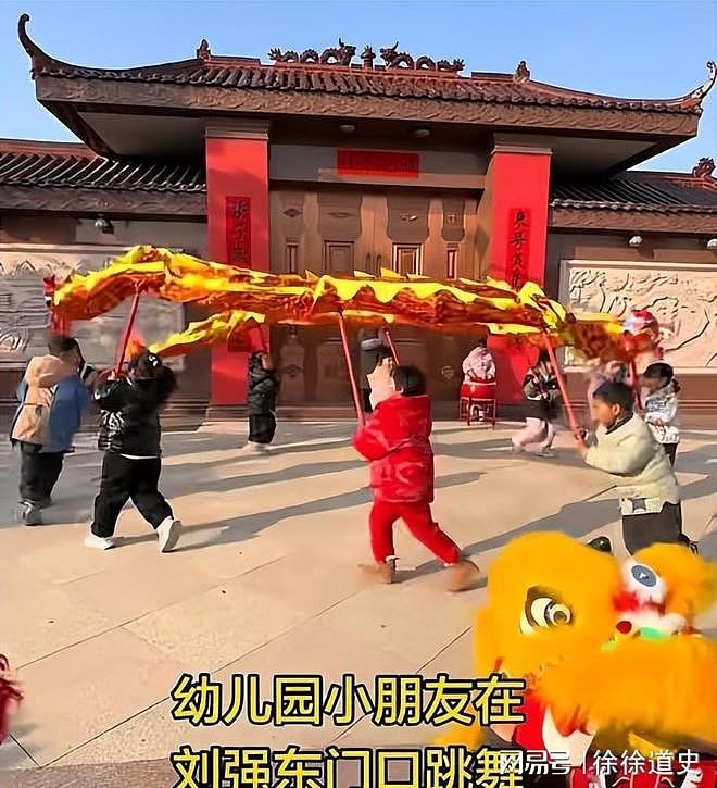 刘强东3000万年货发放现场，小朋友在东哥家门前舞龙迎接（组图） - 10