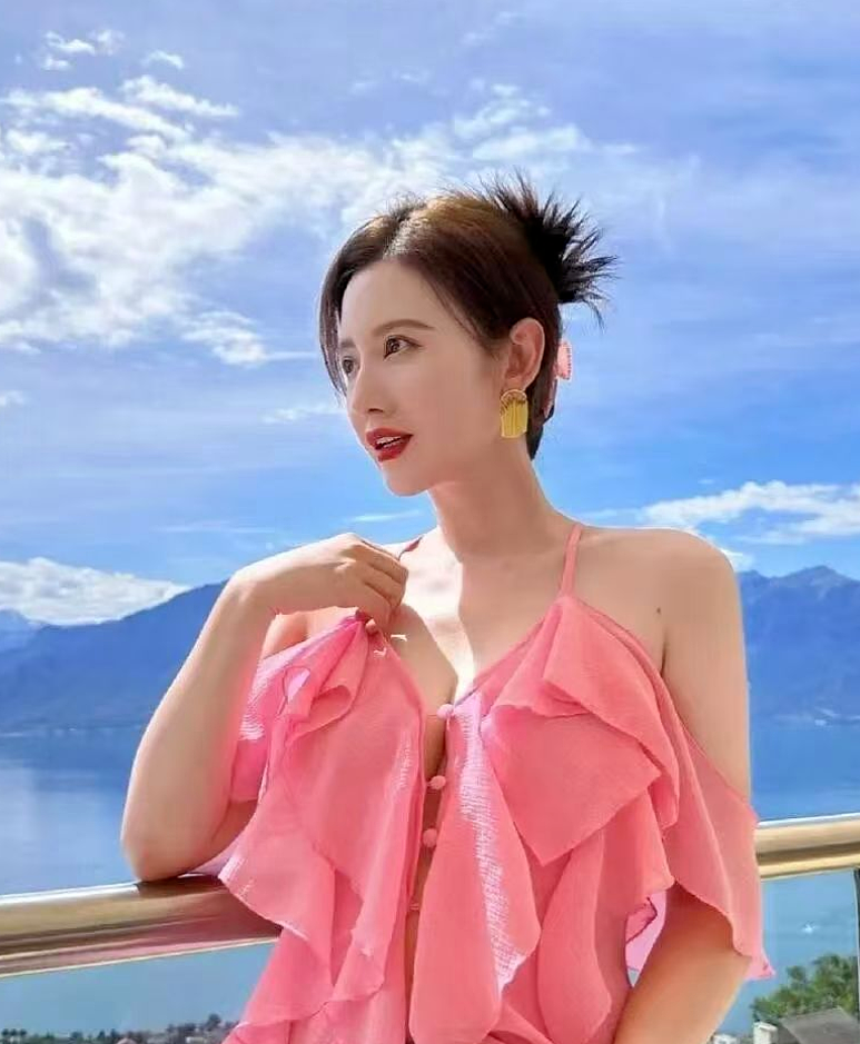 【美女】张萌的“泳装照”，身材有多辣？网友惊叹：这44岁的身材（组图） - 5