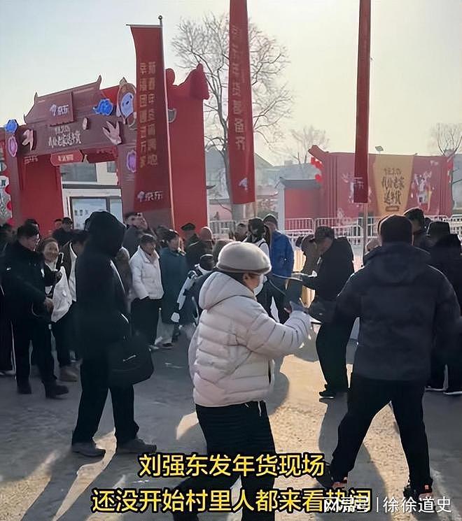刘强东3000万年货发放现场，小朋友在东哥家门前舞龙迎接（组图） - 7