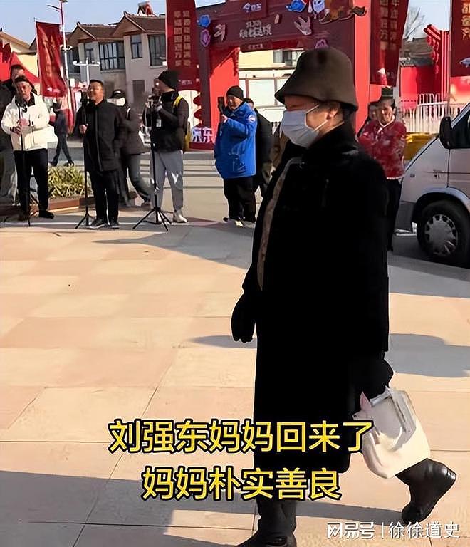 刘强东3000万年货发放现场，小朋友在东哥家门前舞龙迎接（组图） - 11
