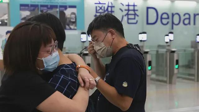 香港BNO移民潮:英国政府收紧政策,有港人质疑当局背弃承诺(组图) - 1
