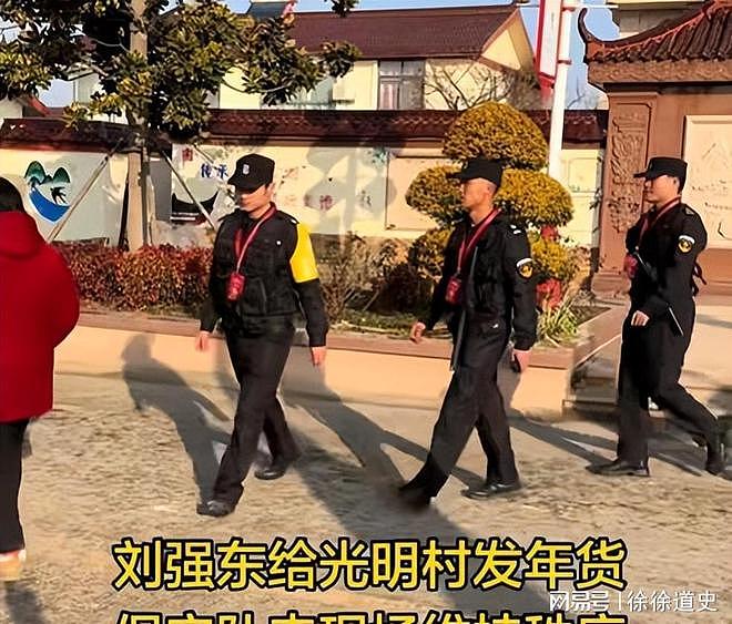 刘强东3000万年货发放现场，小朋友在东哥家门前舞龙迎接（组图） - 13