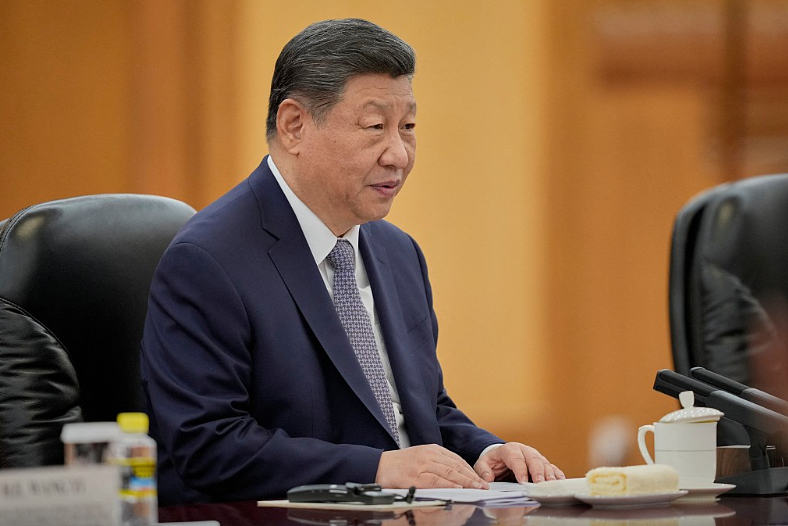 “曼联迷”斯塔默访华!获赠中国领导人曼联赢阿仙奴的“足球”(组图) - 2