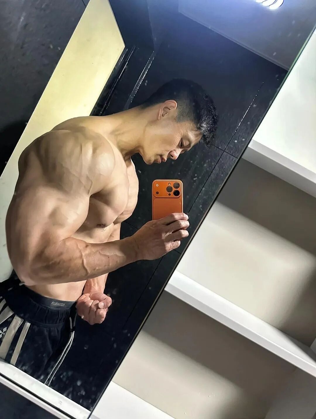 【帅哥】粗手巨胸的肌肉男，最后一张特别好看哦（组图） - 4