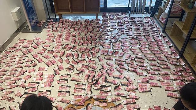 大火烧毁老人近40万现金，工作人员花半月用镊子逐张剥离“残币”，兑换出27.32万元（组图） - 1