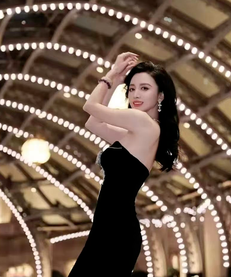 【美女】张萌的“泳装照”，身材有多辣？网友惊叹：这44岁的身材（组图） - 7