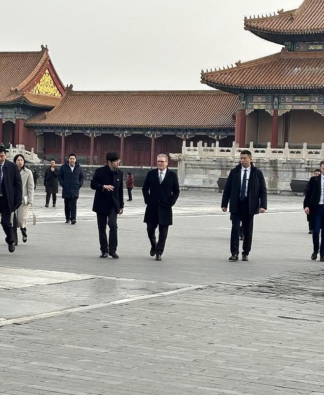 英国首相斯塔默到访故宫发表讲话，多名中国游客偶遇拍照，撒切尔和特蕾莎·梅在任期间也曾造访（组图） - 2