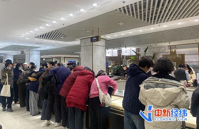 珠宝公司员工将12公斤黄金忘高铁上，价值近2000万元！幸被列车长发现：箱子要两人抬，工作20多年捡过最贵的（组图） - 5
